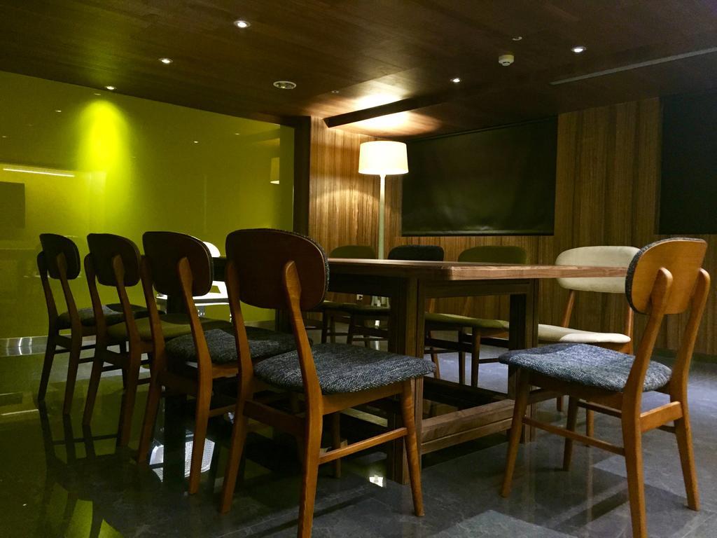 Inhouse Hotel Тайчжун Экстерьер фото