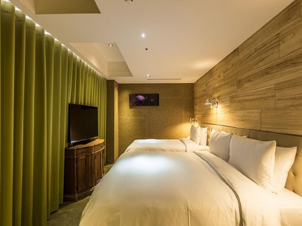 Inhouse Hotel Тайчжун Экстерьер фото